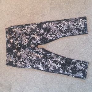 Dear Kate black/white/gray print cropped leggings